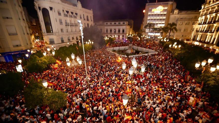 Espectaculares imágenes de la multitudinaria celebración en Las Tendillas por la victoria de España en el Mundial