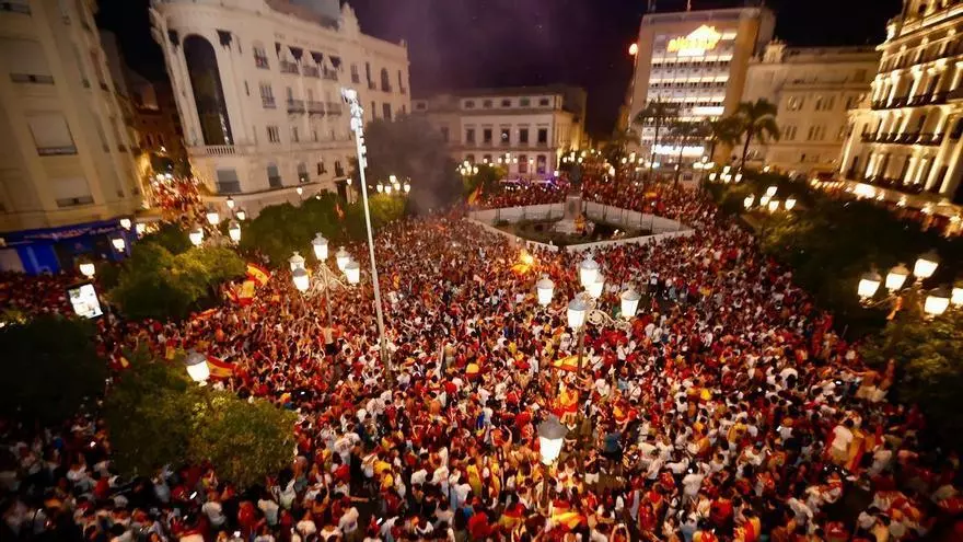 Espectaculares imágenes de la multitudinaria celebración en Las Tendillas por la victoria de España en el Mundial