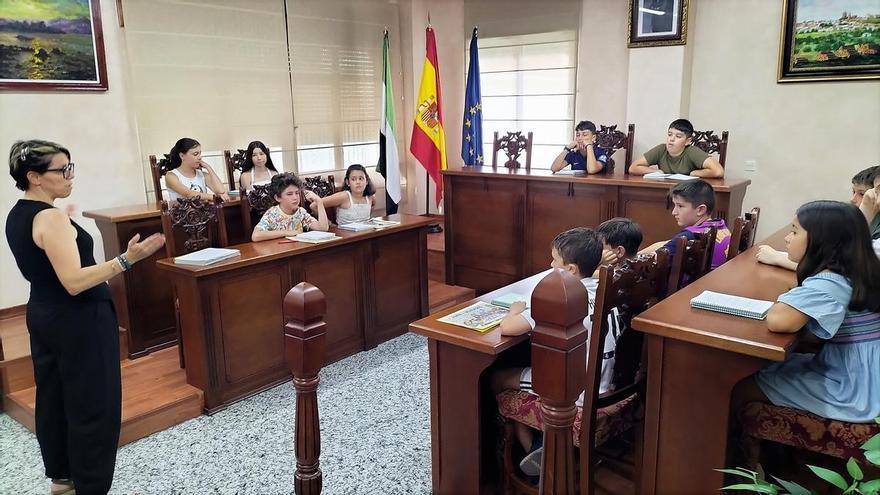 El colegio El Llano de Monesterio presenta a la alcaldesa su proyecto ‘Amigos de la Infancia’