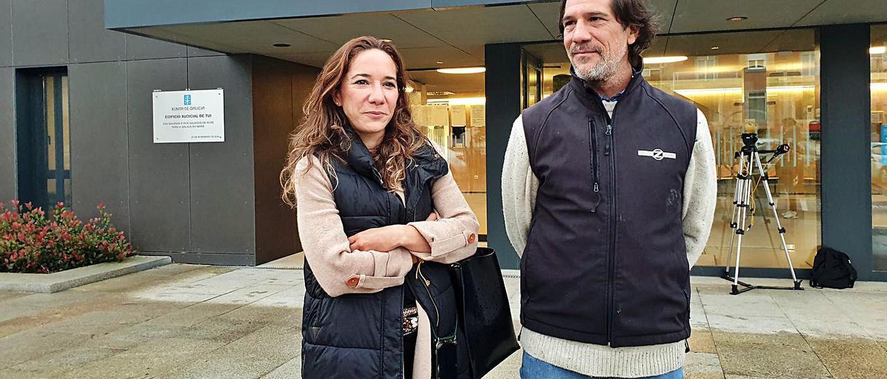 Rosa y José Fernández-Cervera, hermanos de Déborah, frente a los juzgados de Tui. |   // MARTA G.BREA