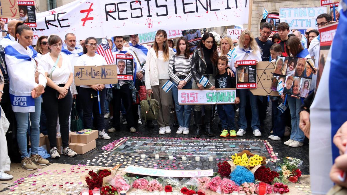 Imatge dels dos minuts de silenci de la comunitat jueva a Catalunya durant la concentració d'aquest diumenge a Barcelona