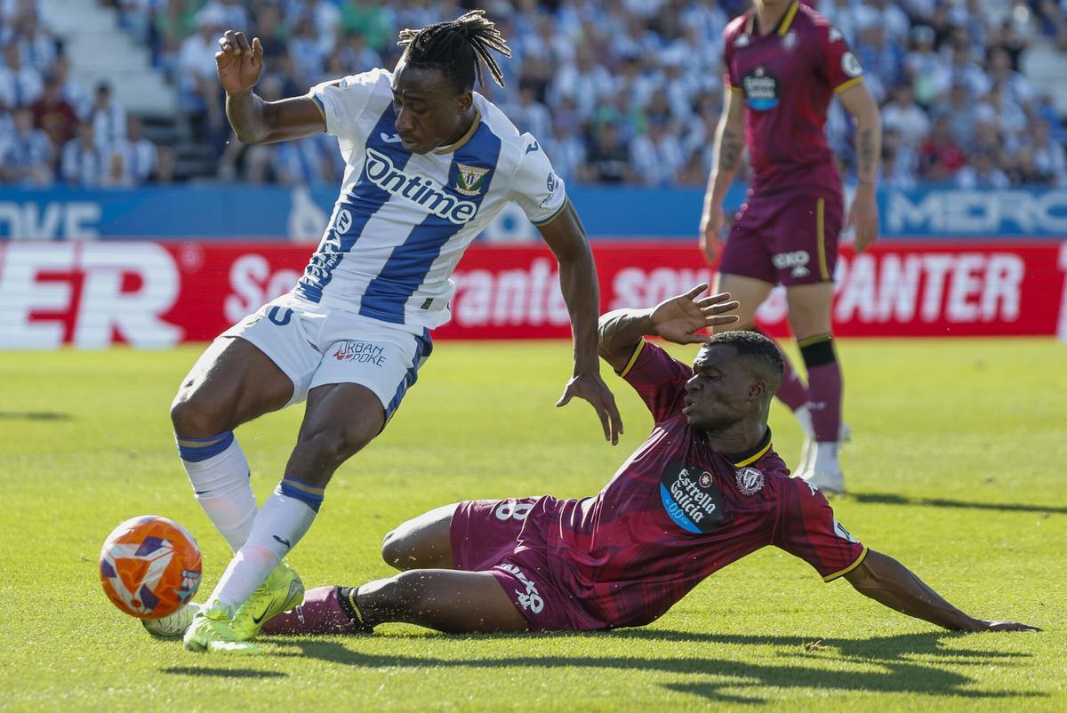 LEGANÉS (MADRID), 24/05/2025.- El delantero del Leganés Yan Diomande (i) se lleva un balón durante el partido de LaLiga de fútbol que CD Leganés y Real Valladolid disputan este sábado en el estadio de Butarque. EFE/Sergio Pérez