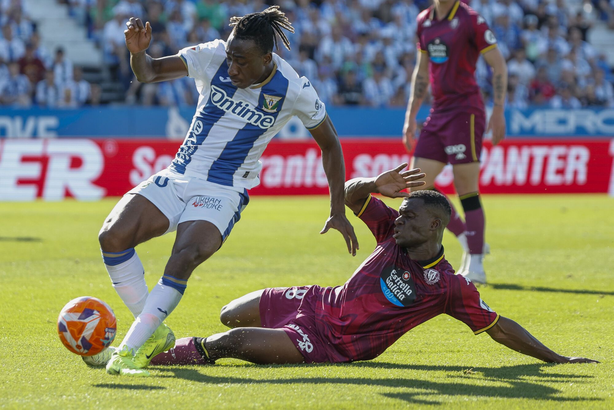 LEGANÉS (MADRID), 24/05/2025.- El delantero del Leganés Yan Diomande (i) se lleva un balón durante el partido de LaLiga de fútbol que CD Leganés y Real Valladolid disputan este sábado en el estadio de Butarque. EFE/Sergio Pérez