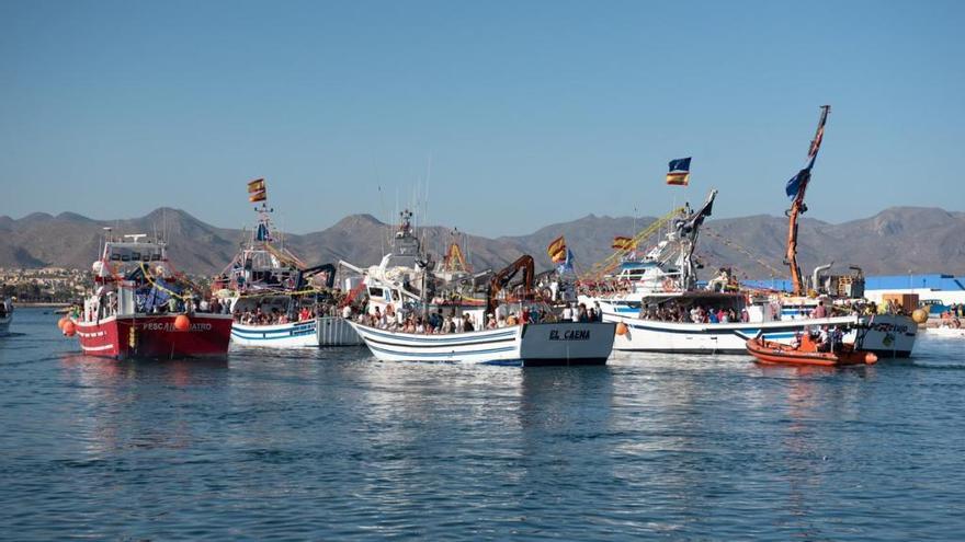 Varios barcos pesqueros del puerto de Mazarrón, ayer durante la celebración de la Virgen del Carmen.