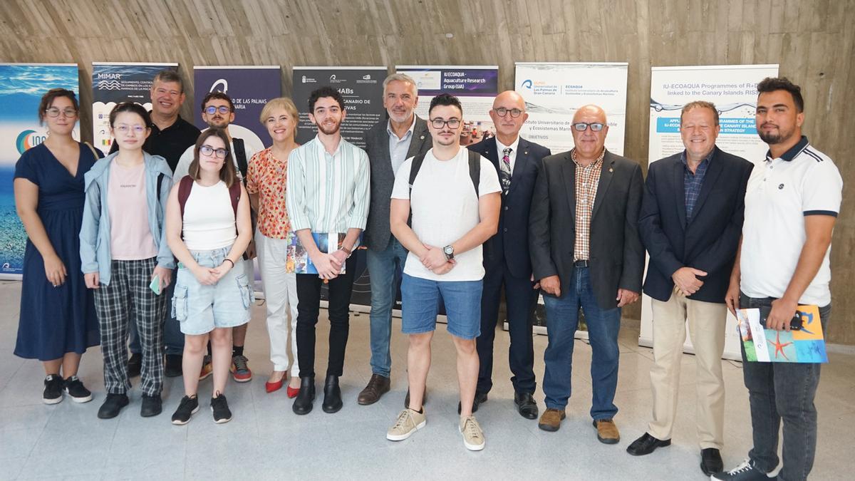 Lluis Serra, Raúl Compés y Félix Acosta junto al alumnado y docentes del Máster Internacional en Cultivos Marinos.
