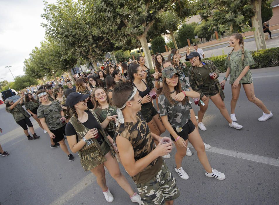 El desfile de carrozas inunda de color las calles de Pinoso con cientos de participantes