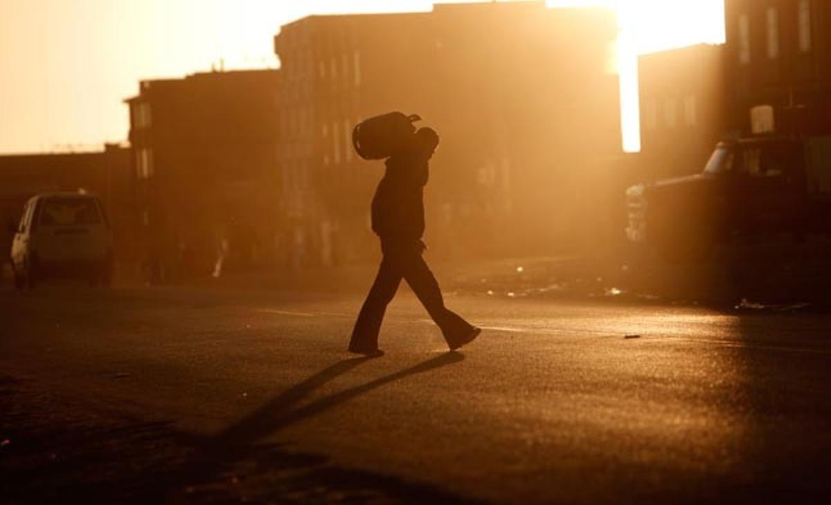 Un home porta una bombona de gas butà a El Alto, a Bolívia. El president Evo Morales i l’argentina Cristina Kirchner inauguraran el 30 de juny una canonada de gas natural que portarà gas de Bolívia a l’Argentina.