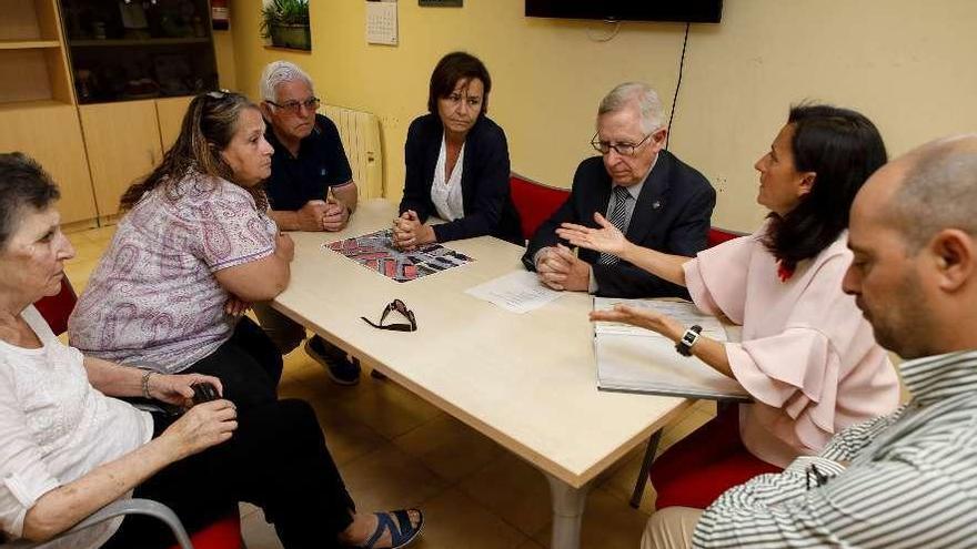 En el centro de la mesa, Jacobo Freire, Carmen Moriyón, Manuel Arrieta y María López Castro, &quot;Lara&quot;, ayer, durante la reunión en la sede de la Asociación de Vecinos de Ceares.