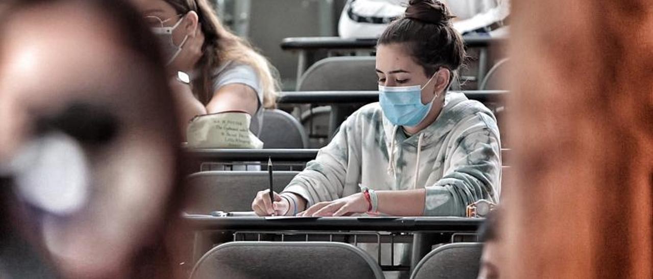 Una alumna en un aula de la ULL.