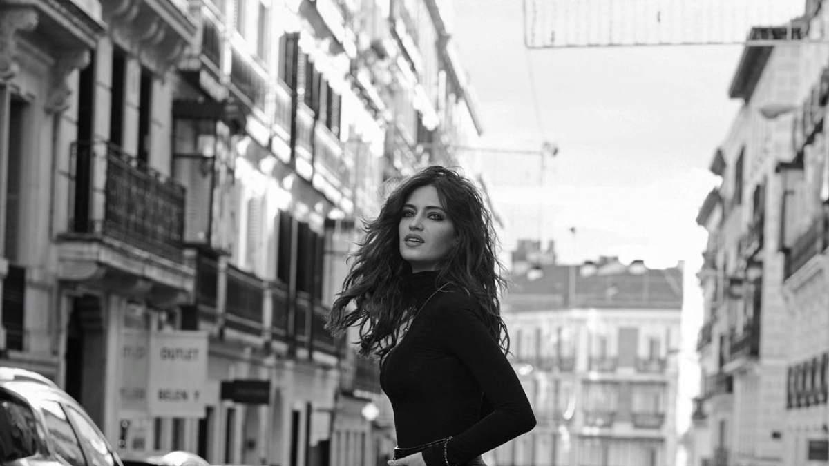 Sara Carbonero, reina del 'street style' con un 'look' en negro