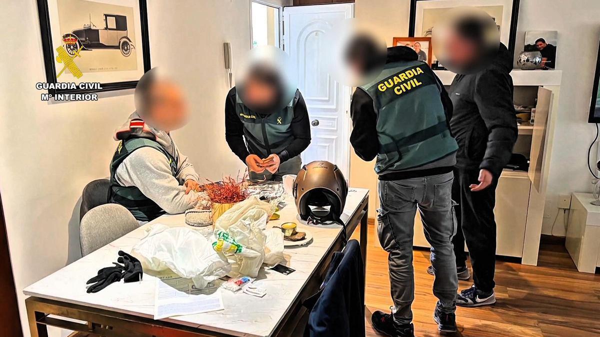 SUCESOS EN MALLORCA / Expulsan de Mallorca a un detenido por una oleada ...
