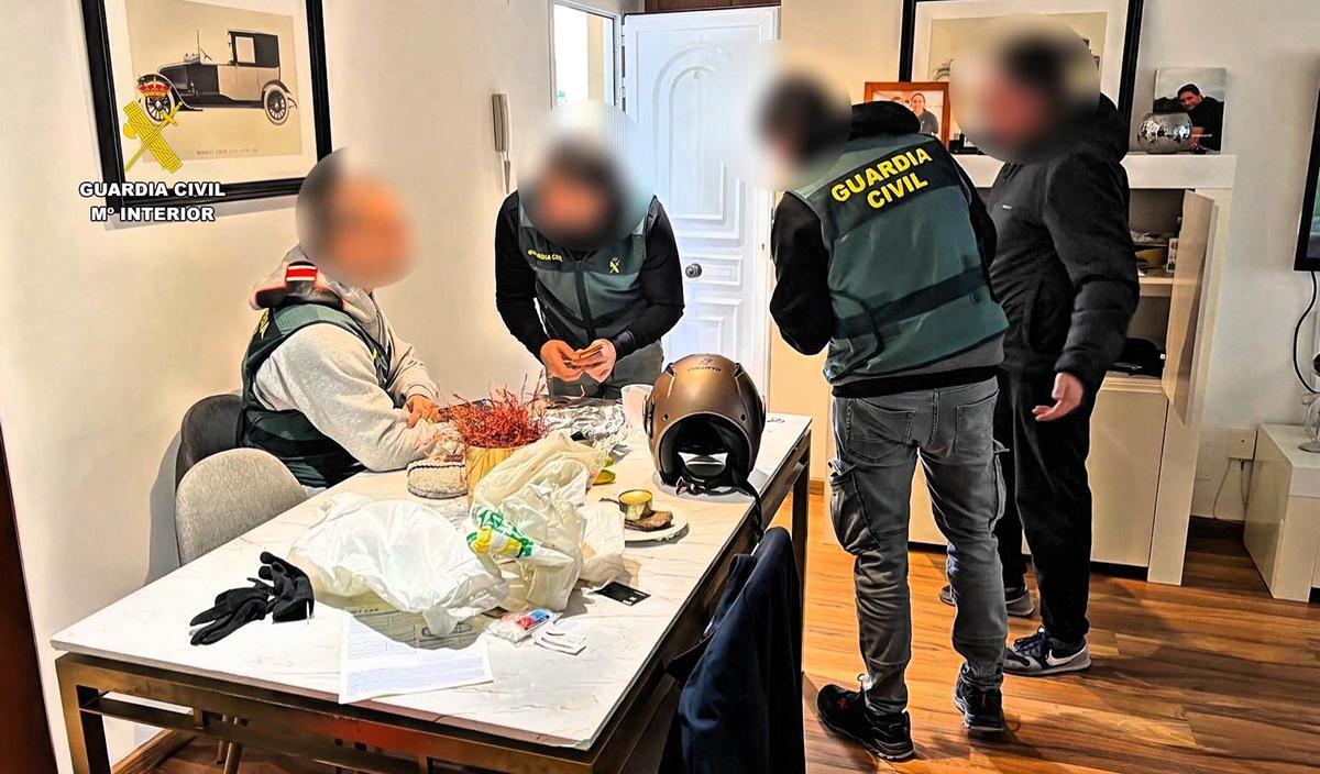 Agentes de la Guardia Civil, durante la investigación.