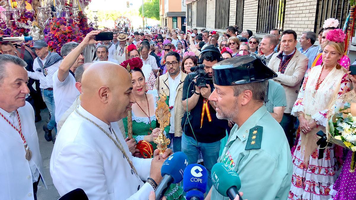 Vídeo | La Romería del Rocío deja una emotiva parada de Emigrantes ante la Guardia Civil de Huelva