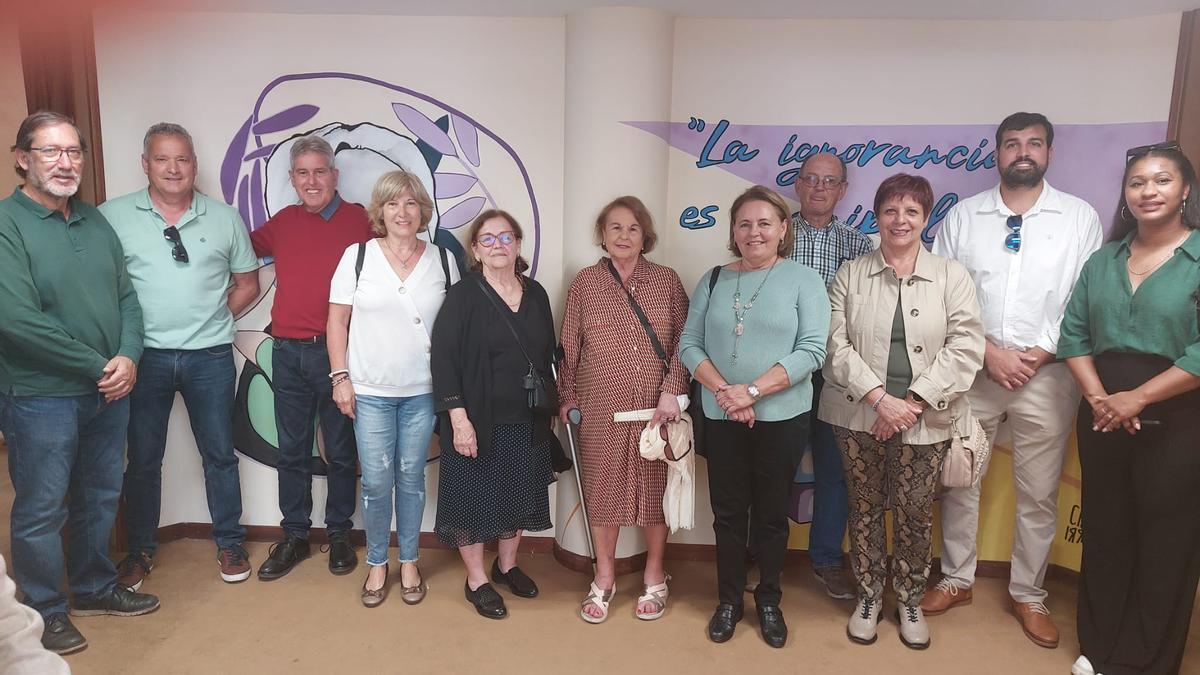 Representantes de la Asociación Mercedes Medina Díaz en la inauguración del mural que rinde homenaje a la maestra en la Biblioteca Insular.