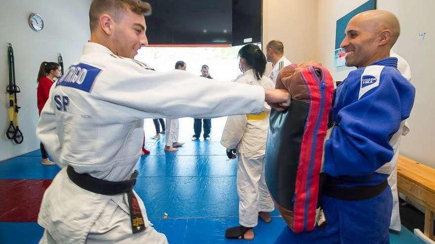 Andrés Senín hace una demostración con uno de sus alumnos. // FdV