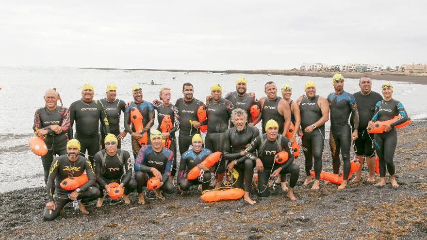 Una treintena de nadadores desafía el mar entre Puerto Lajas y la capital