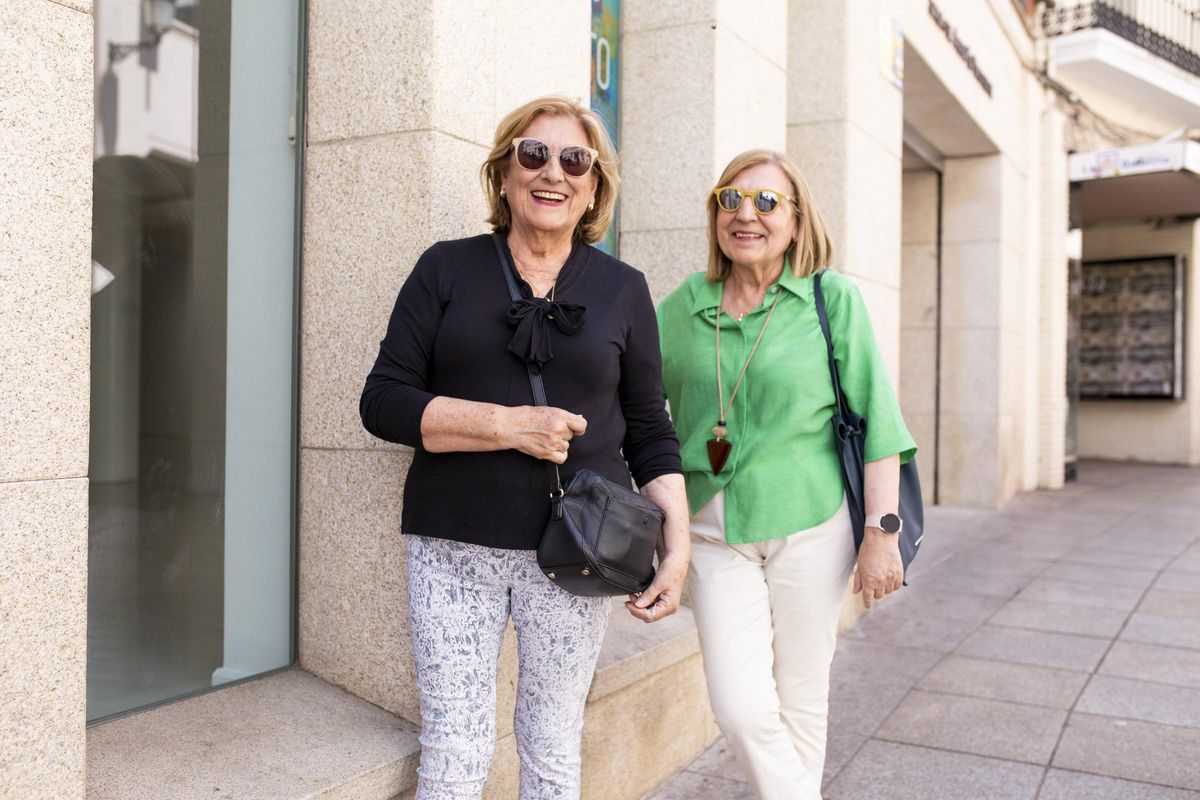 Las hermanas Juana y Toñi en una de las calles del centro de Cáceres.