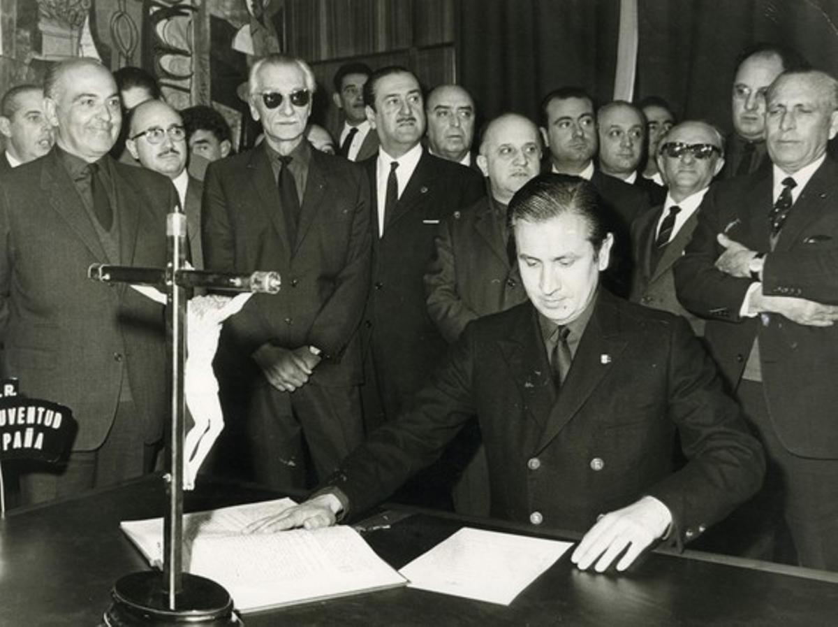 Durant l’acte de presa de possessió com a delegat nacional del Movimiento Nacional.