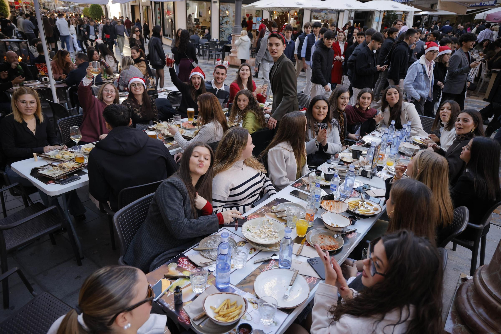 Las calles de Cartagena vibran con el 'tardeo' de Nochebuena