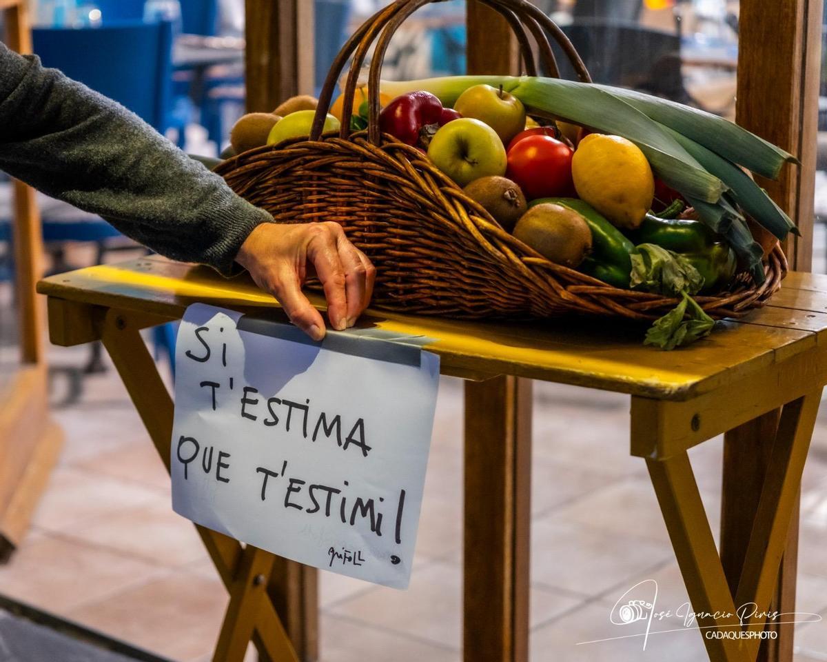 Poesia repartida per Cadaqués.