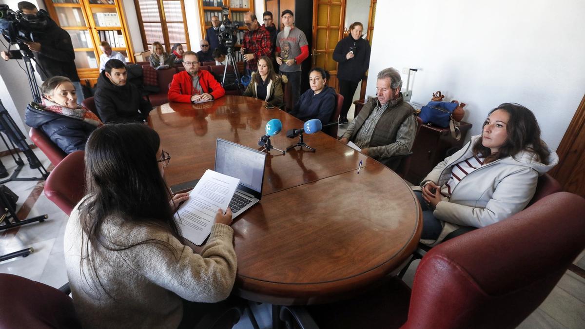 Inicio del pleno, en Salvatierra de los Barros, con la presidencia que debía ocupar Francisco José Saavedra vacía.