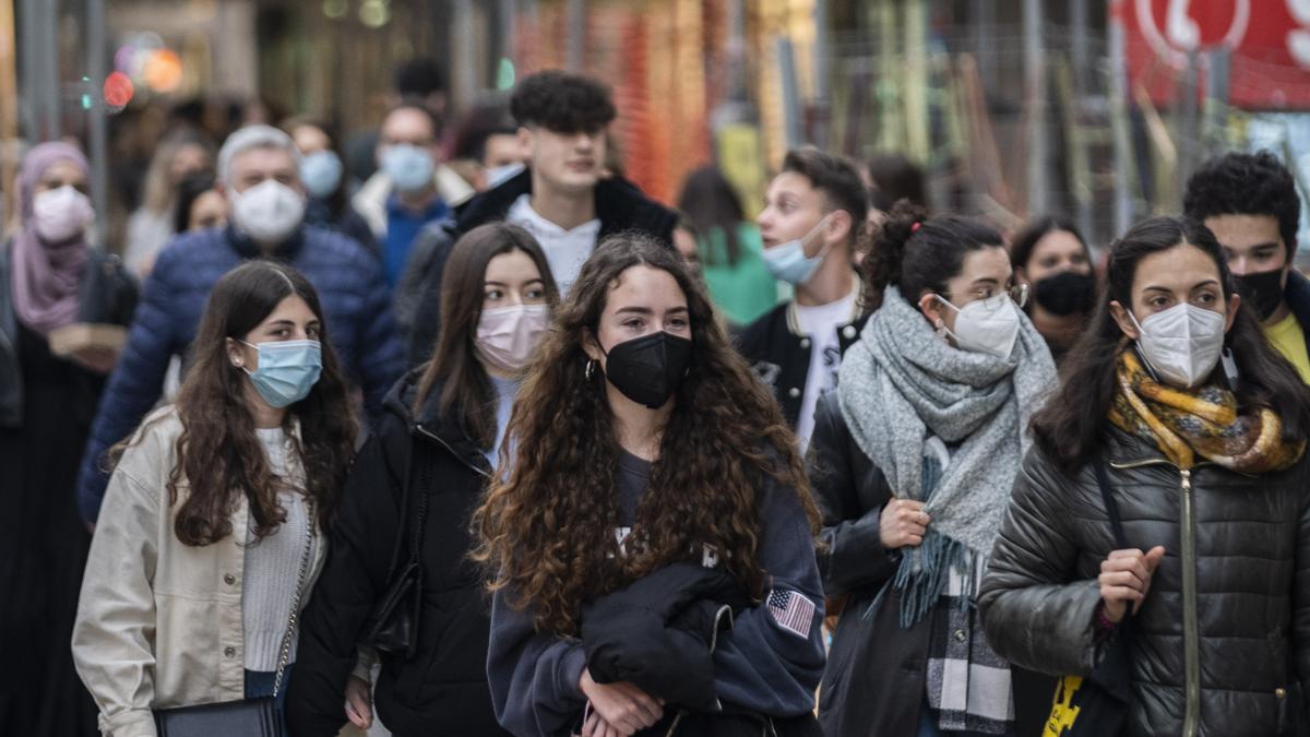 Personas paseando por la calle Colón de València con mascarilla en una imagen de archivo.