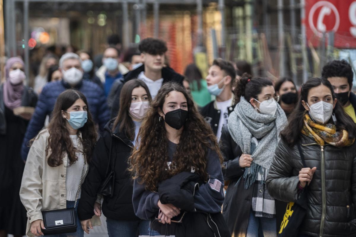 Personas paseando por la calle Colón de València con mascarilla en una imagen de archivo.