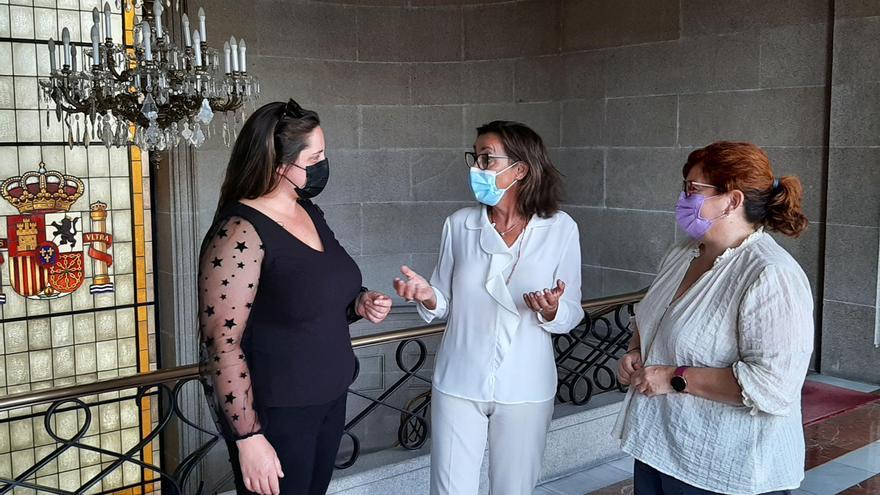 Maica Larriba, en el centro, junto con Celia Herbón y Sandra  Amezaga.