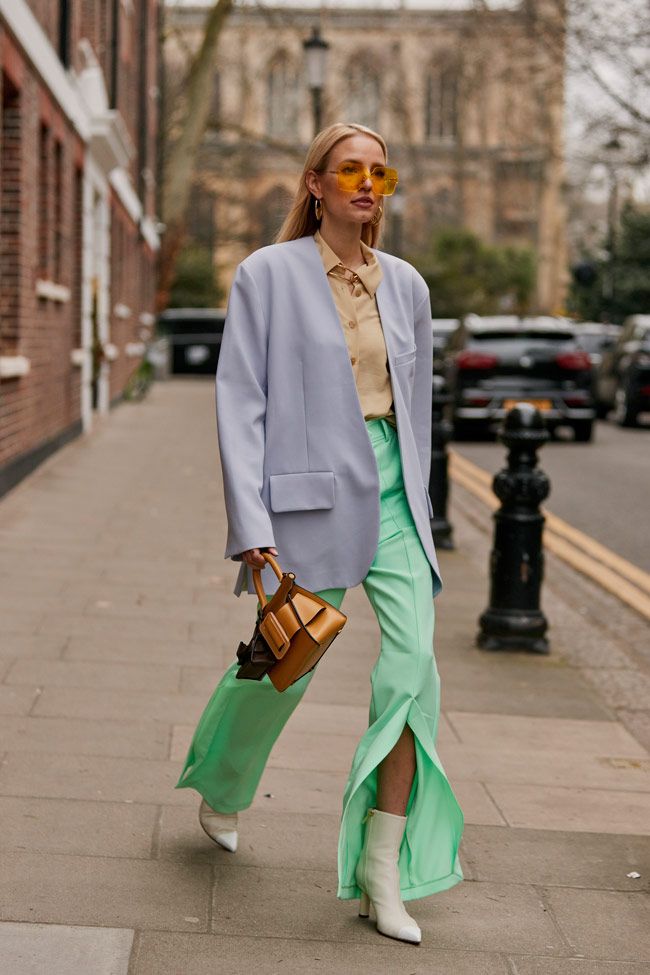 Conjunto de pantalones verdes y chaqueta malva del 'street style' londinense