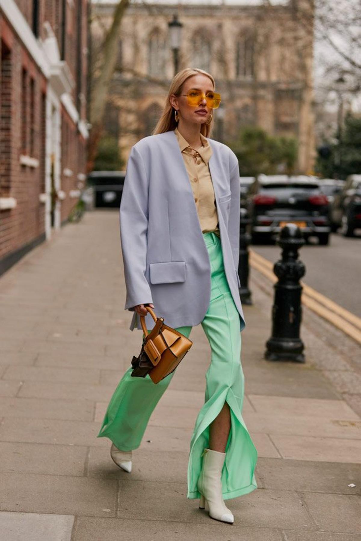 Conjunto de pantalones verdes y chaqueta malva del 'street style' londinense