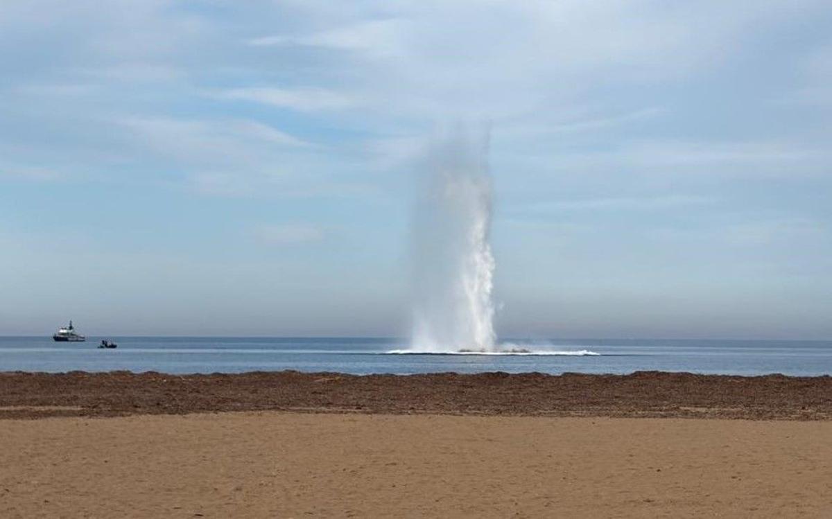 El géiser que ha levantado la explosión.