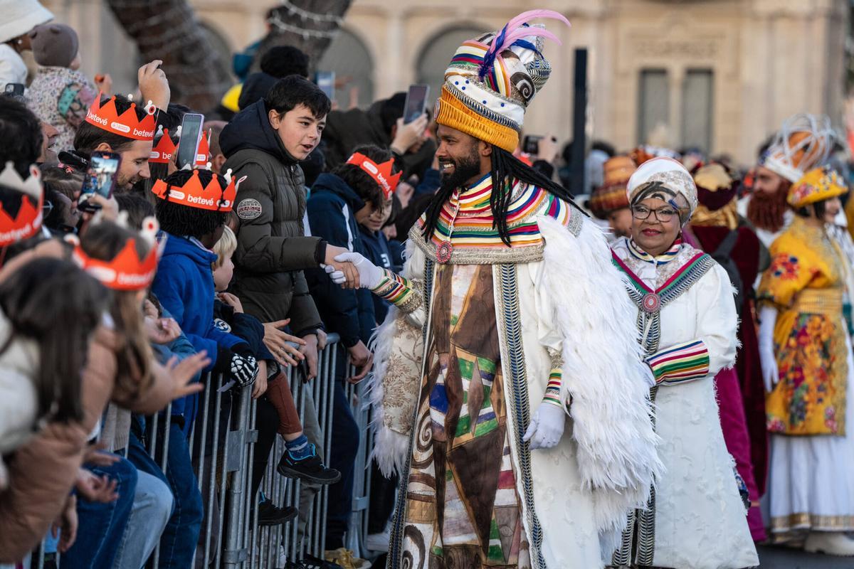 Miles de personas colman la costa de Barcelona para dar la bienvenida a los Reyes Magos