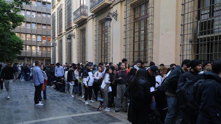 La regularizacion extraordinaria de migrantes colapsa los servicios sociales municipales de València