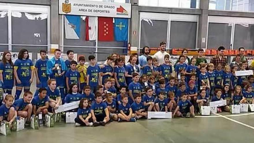 Los jóvenes deportistas, en el polideportivo de Grado.