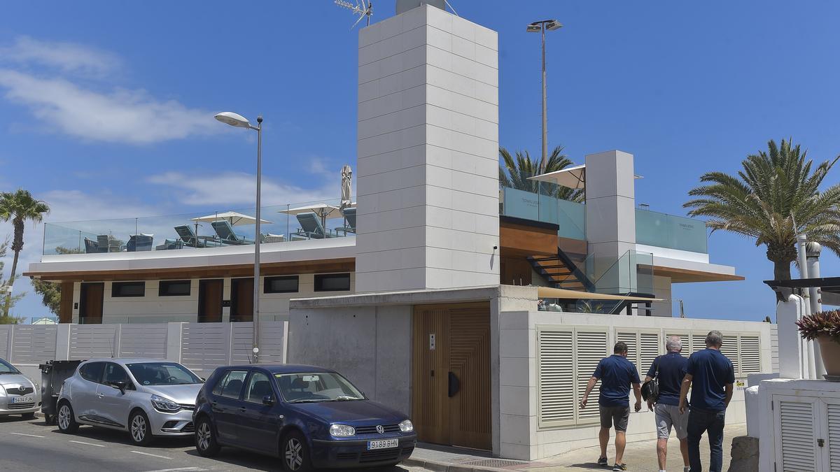 Ascensor, montacargas y restaurante-mirador en la azotea del complejo TenSuites