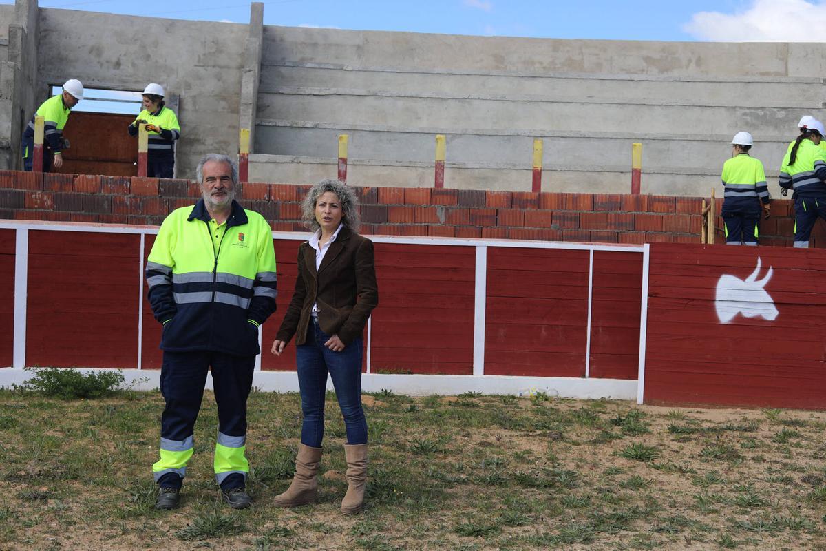 La alcaldesa y el responsable del programa, en la plaza de toros de Sanzoles