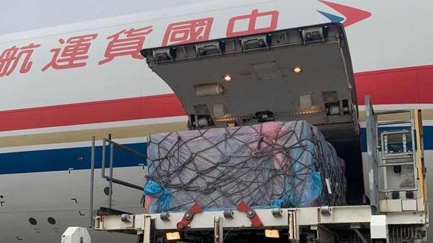 Un avión chino con material sanitario en Zaragoza, el martes.