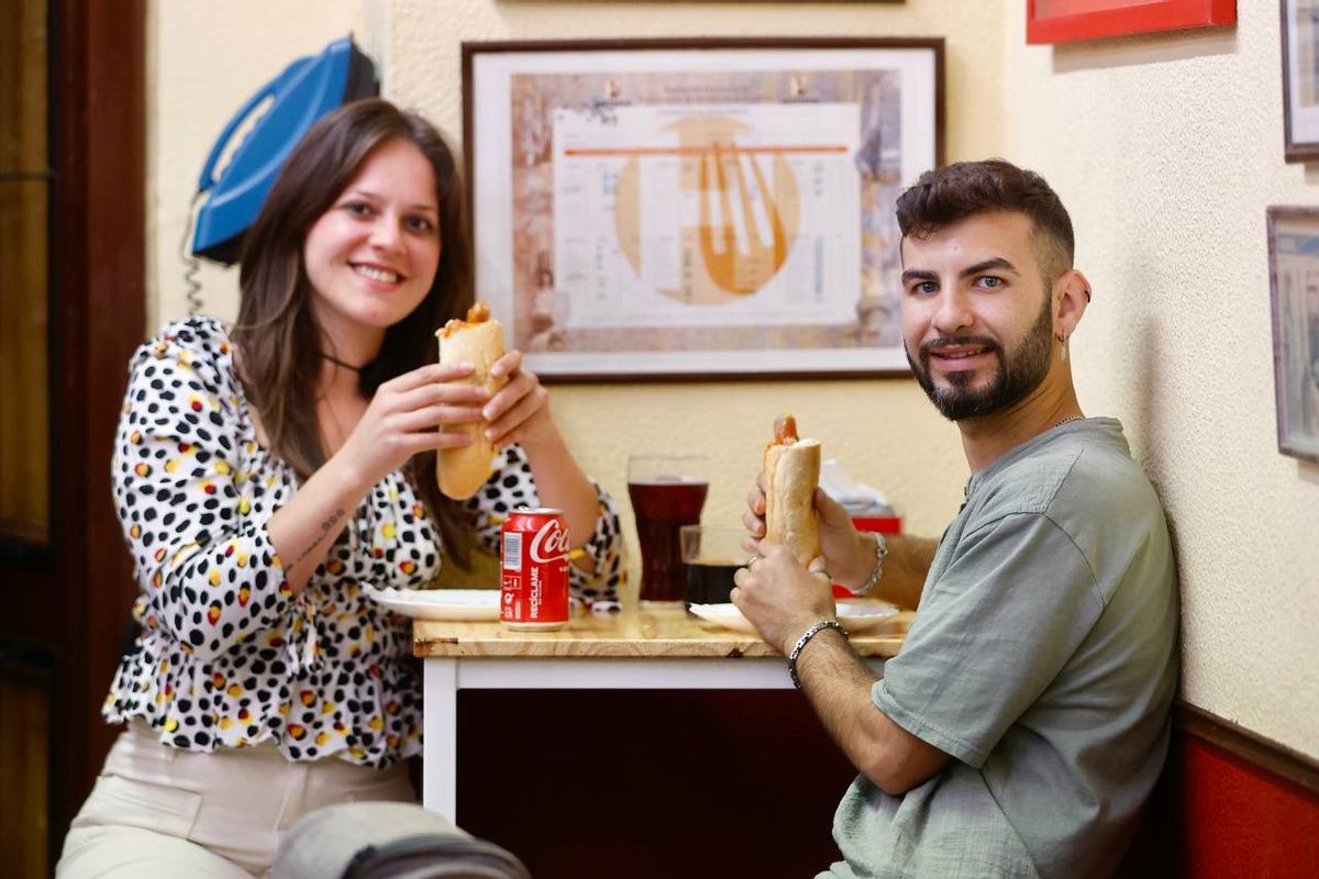 Una pareja toma uno de los últimos perritos de Lucas.