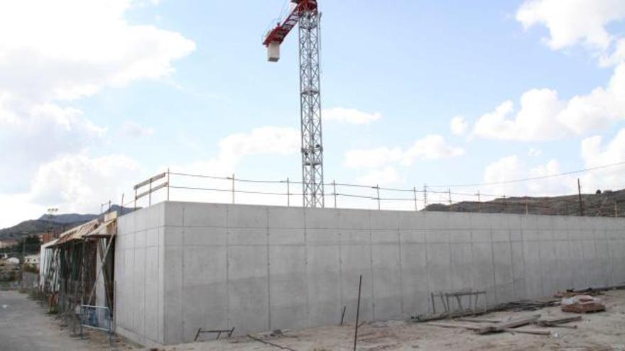 Imagen tomada ayer en la obra de ampliación de la sede de la Policía Local de Elda cuyos trabajos han vuelto a ser abandonados por los albañiles porque no cobran.