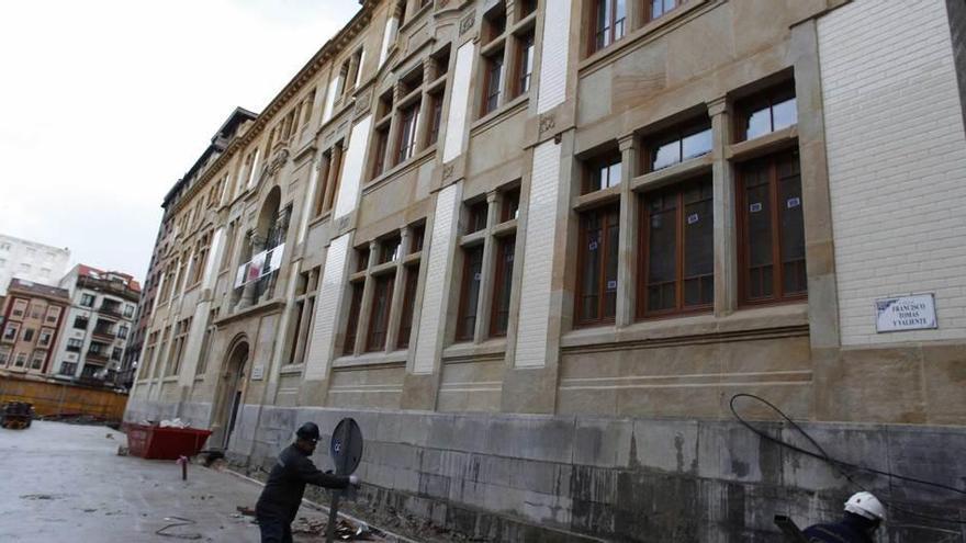 La fachada de la Escuela de Comercio, limpia y ya sin andamios.