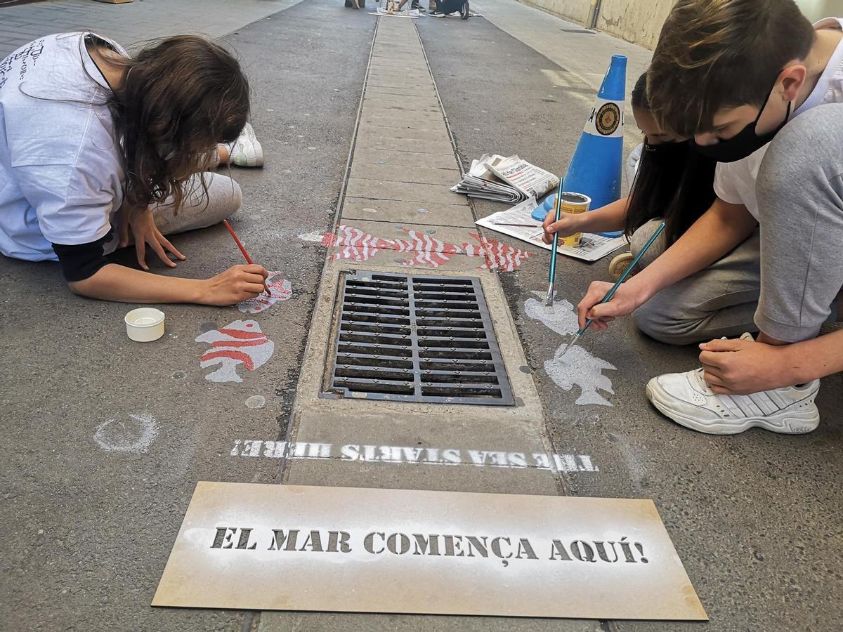 Alumnado del Vedruna Prats de la Carrera de Palafugell, Premi Ensenyament 2026, participando en el proyecto 'El mar comença aquí' en alianza con Greenpeace.