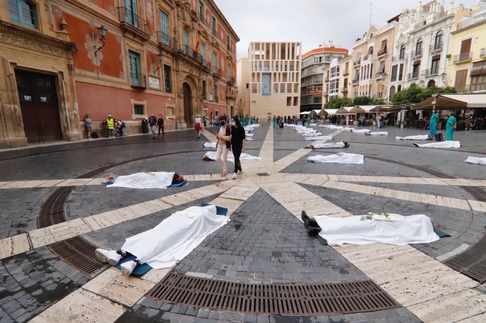 Las 'victimas' de la crisis climática, exhibidas en Murcia