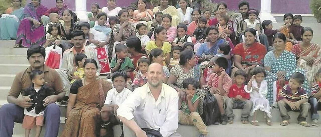 Juan Jesús Rodríguez, con los niños de Belagola (India) y sus padres.