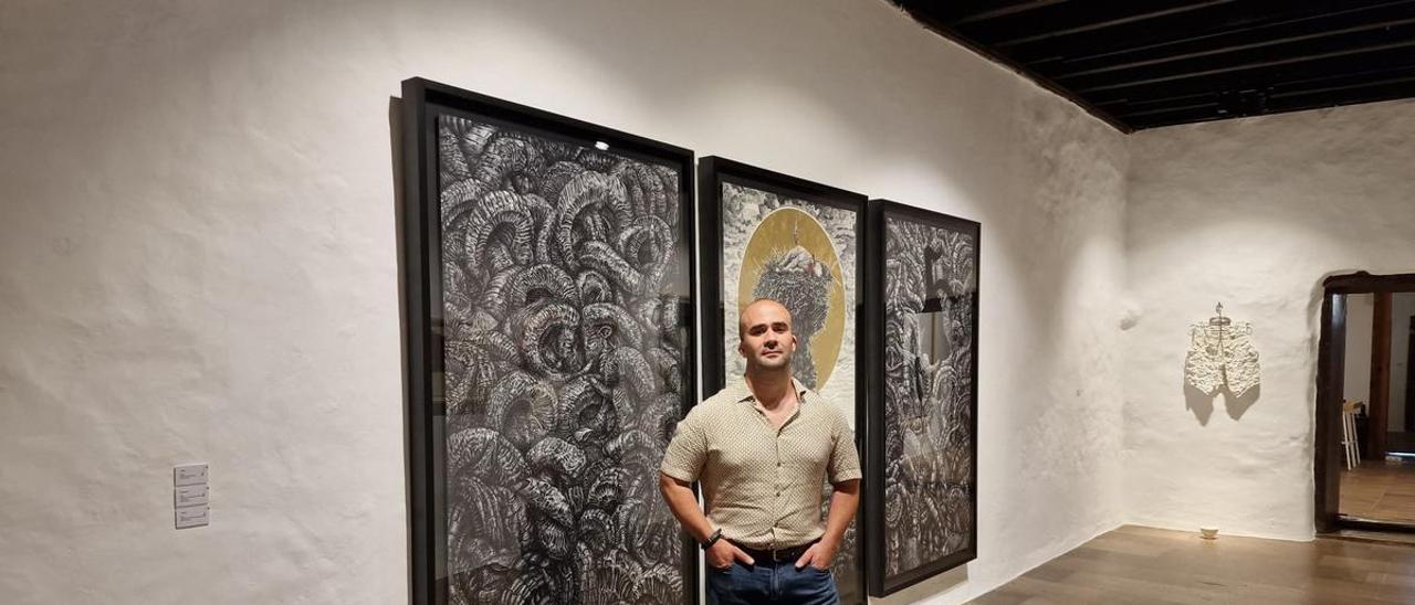 Marco Alom posa en su nueva exposición.