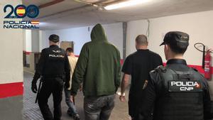 Agentes de la Policía Nacional llevan detenidos a los miembros de la manada italiana