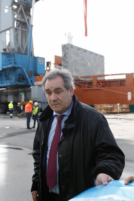 Carga de piezas destinadas al parque flotante marino Wikinger en el Muelle de Valliniello.