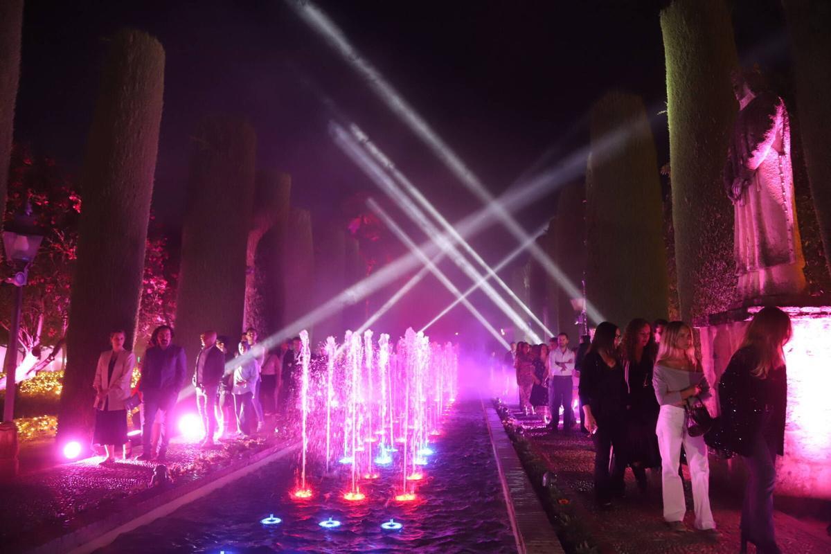 Las autoridades inauguran el espectáculo del Alcázar