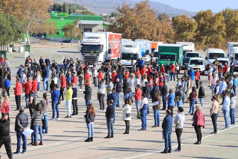 Hosteleros colapsan el centro de Lorca reclamando la apertura de sus negocios