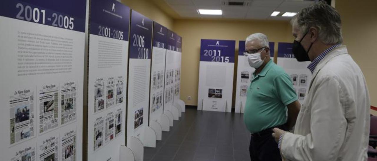 Jesús Sánchez Suárez y Francisco Javier García Rodríguez, en la exposición “Avilés y comarca, en portada”.