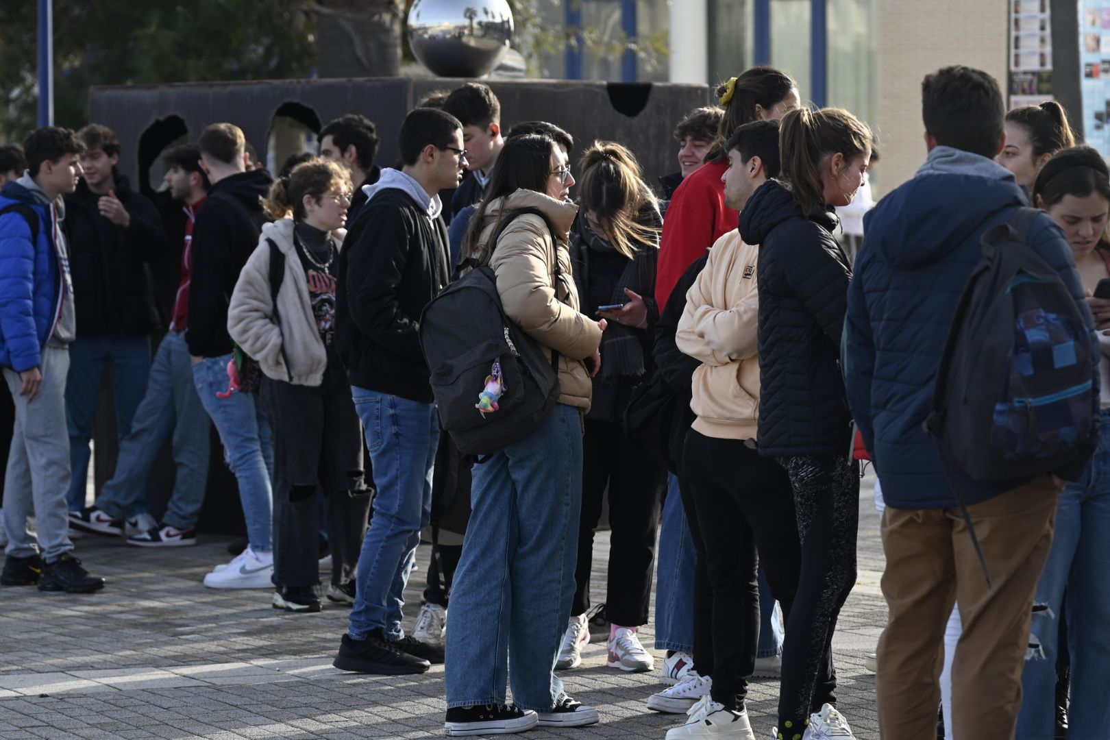 Búscate en la galería del reparto de pulseras para las Paellas de la UJI